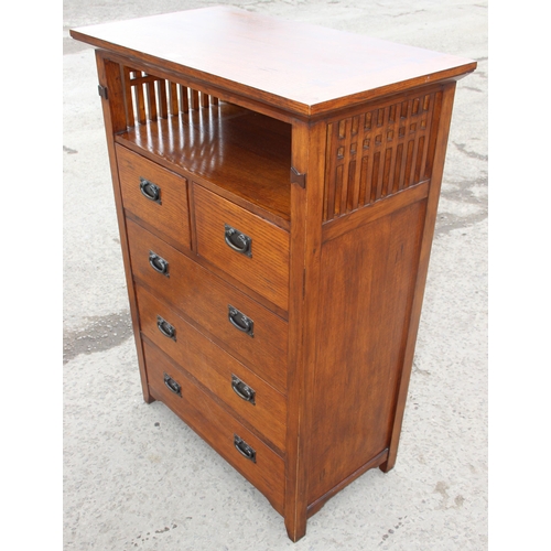 137 - An Arts & Crafts style oak 2 over 3 chest of drawers with unusual top, approx 87cm wide x 47cm deep ... 