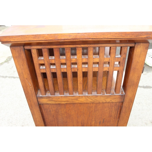 137 - An Arts & Crafts style oak 2 over 3 chest of drawers with unusual top, approx 87cm wide x 47cm deep ... 