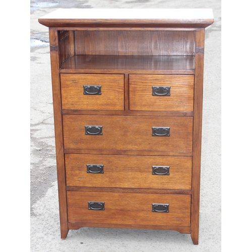 137 - An Arts & Crafts style oak 2 over 3 chest of drawers with unusual top, approx 87cm wide x 47cm deep ... 