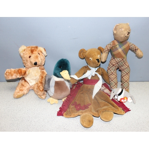 1552 - Qty of vintage teddy bears and dolls