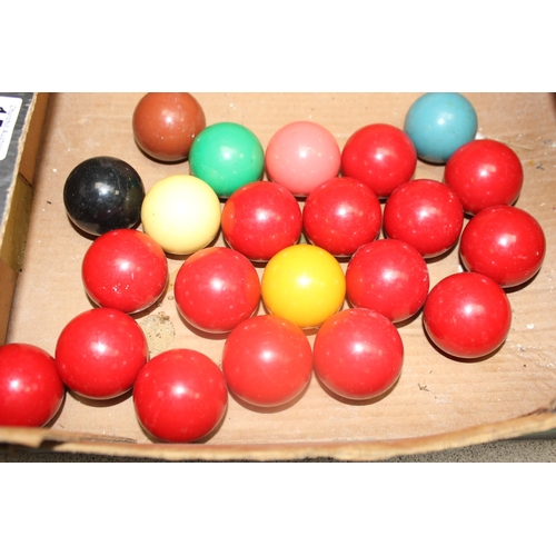 1553 - Complete set of vintage small size snooker balls, with wooden triangles and cloth brushes