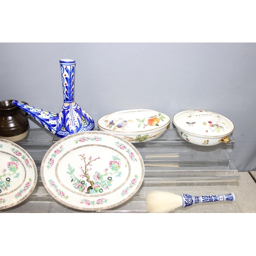 1829 - Qty of various ceramics to include various patterns of Royal Worcester casserole dishes and some oth... 