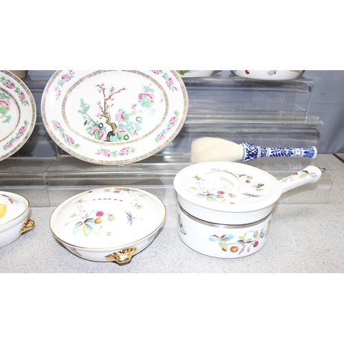 1829 - Qty of various ceramics to include various patterns of Royal Worcester casserole dishes and some oth... 