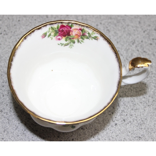 1833 - Royal Albert Old Country Roses tea cups and saucers, 6 person setting