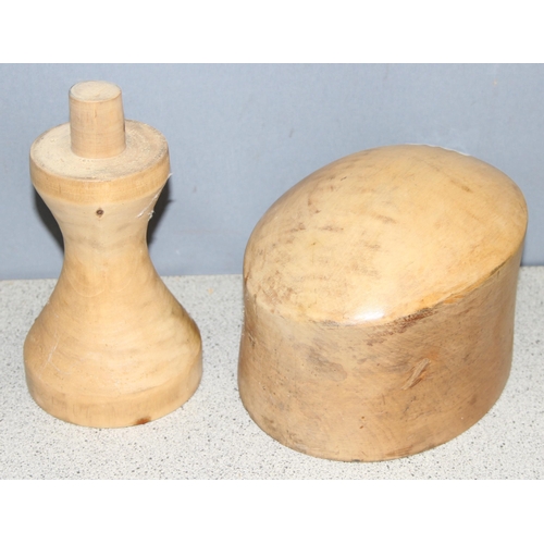 299F - Vintage Milliners wooden hat block or stand, approx 28cm tall