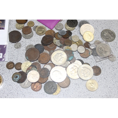 1272 - A large qty of assorted coins to inc many monometallic £2 & £1 coins, 2 £5 coins, and other mixed co... 