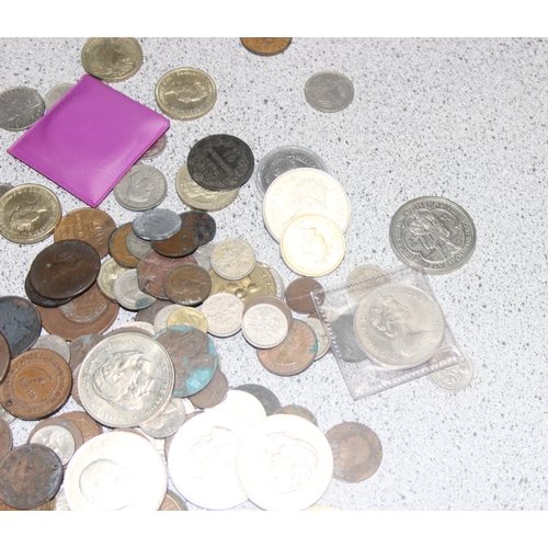 1272 - A large qty of assorted coins to inc many monometallic £2 & £1 coins, 2 £5 coins, and other mixed co... 