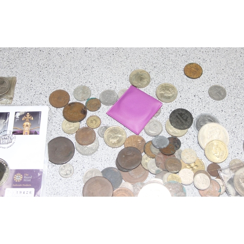 1272 - A large qty of assorted coins to inc many monometallic £2 & £1 coins, 2 £5 coins, and other mixed co... 