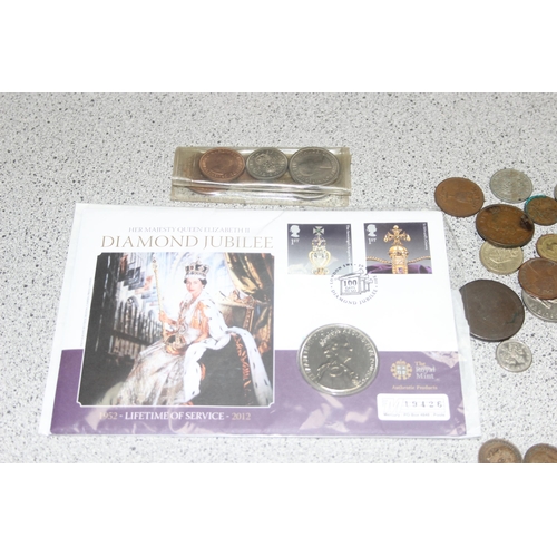 1272 - A large qty of assorted coins to inc many monometallic £2 & £1 coins, 2 £5 coins, and other mixed co... 