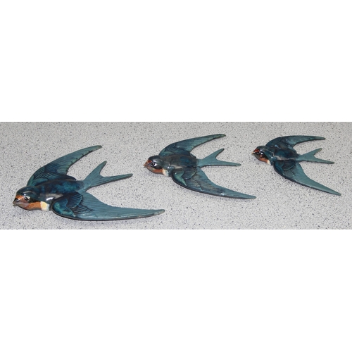 1699Y - Set of 3 ceramic graduated swallows in flight in the manner of Beswick, largest wingspan approx 16cm