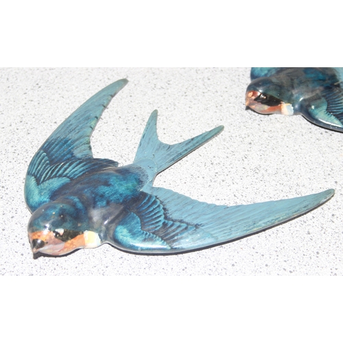 1699Y - Set of 3 ceramic graduated swallows in flight in the manner of Beswick, largest wingspan approx 16cm