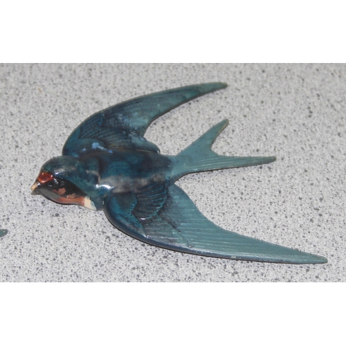 1699Y - Set of 3 ceramic graduated swallows in flight in the manner of Beswick, largest wingspan approx 16cm