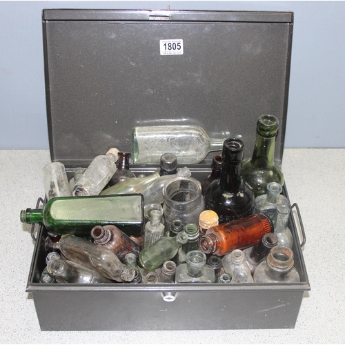 1805 - Qty of antique and later glass bottles in small metal trunk