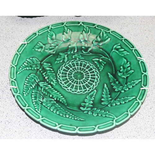 1817 - 4 vintage plates with green leaf/cabbage design with Majolica style glazing, to incl Wedgwood and Ho... 