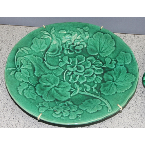 1817 - 4 vintage plates with green leaf/cabbage design with Majolica style glazing, to incl Wedgwood and Ho... 