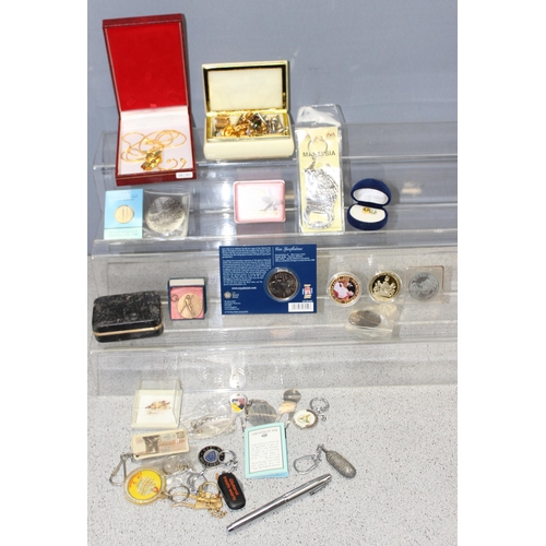 1106 - Qty of assorted jewellery and commemorative coins etc, to incl silver filigree brooch