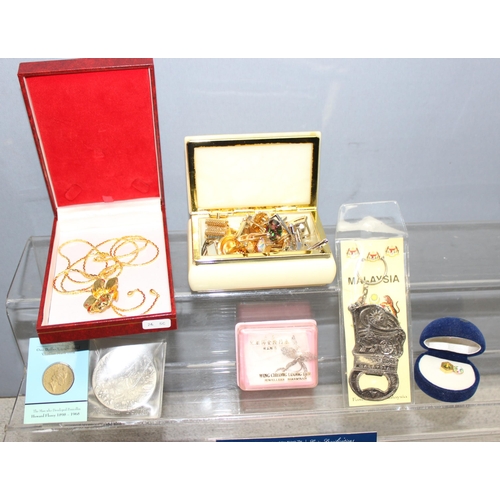 1106 - Qty of assorted jewellery and commemorative coins etc, to incl silver filigree brooch