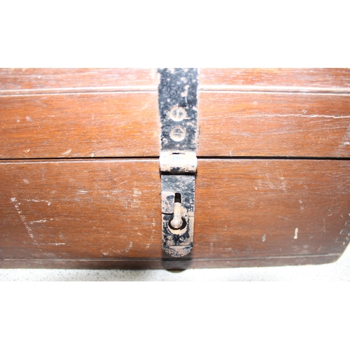 1403 - A large vintage wooden military Royal Navy Rangefinder case with some contents, approx 97cm x 32cm x... 