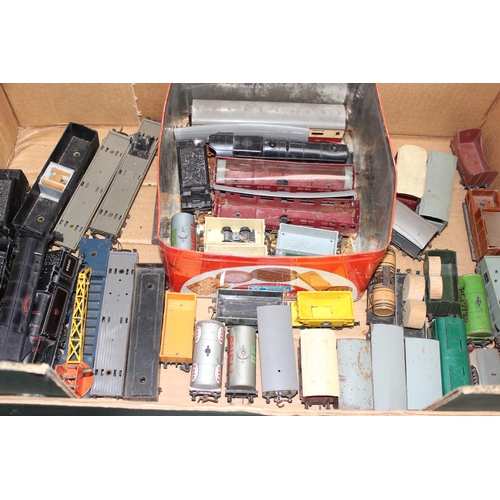 1505 - Large qty of vintage OO-gauge train carriages, scenery and other accessories