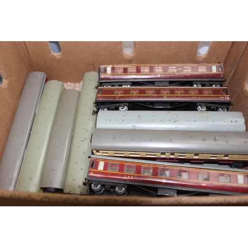 1505 - Large qty of vintage OO-gauge train carriages, scenery and other accessories