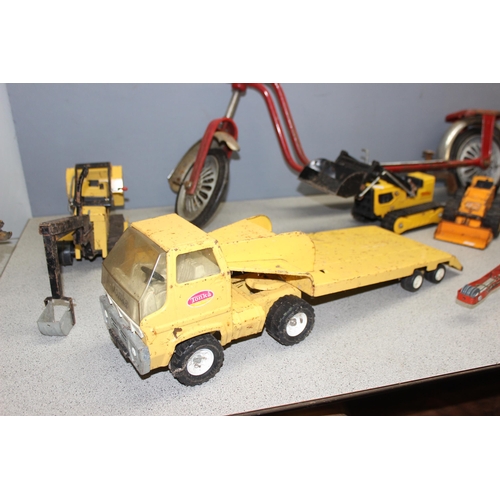 1506 - Qty vintage tinplate toys to incl Tonka and a vintage scooter etc