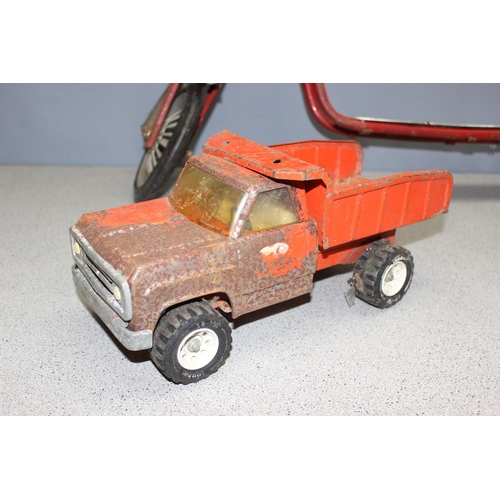 1506 - Qty vintage tinplate toys to incl Tonka and a vintage scooter etc