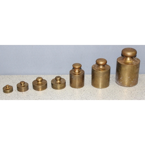 652 - Vintage set of brass and other balance scale weights, set in heavy wooden box, weights ranging from ... 