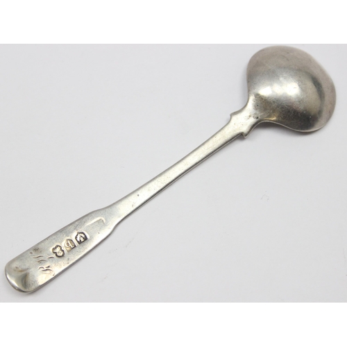 1027 - A Georgian Scottish silver salt spoon, Edinburgh 1807, no makers mark, approx 9cm long