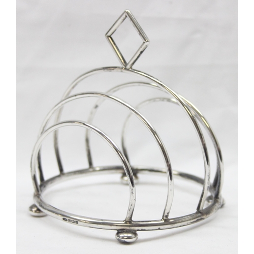 1047 - An Art Deco style round silver 4 slice toast rack, Birmingham 1995 by Broadway & Co, approx 11cm tal... 