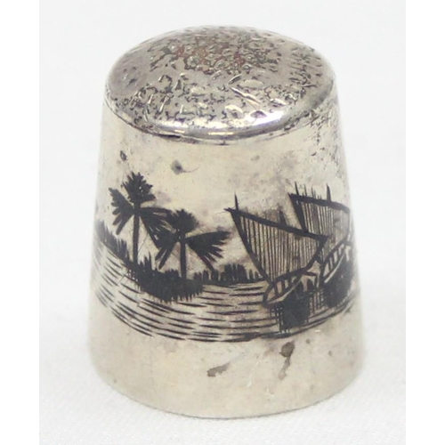 1057 - An early-mid 20th century Iraqi silver and black niello enamel thimble, decorated in the classic way... 