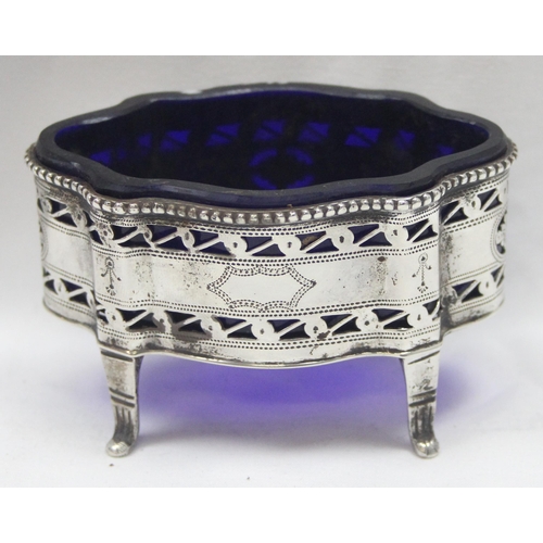 1062 - An early 20th century silver salt of Georgian form with engraved and pierced decoration and blue gla... 