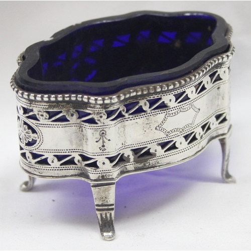 1062 - An early 20th century silver salt of Georgian form with engraved and pierced decoration and blue gla... 