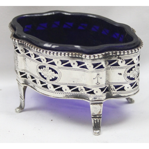 1062 - An early 20th century silver salt of Georgian form with engraved and pierced decoration and blue gla... 