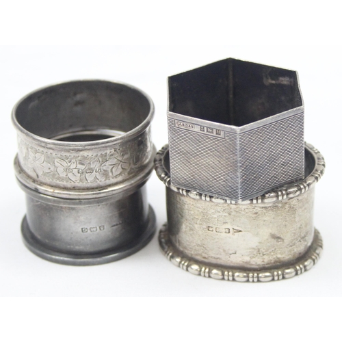 1068 - 5 assorted silver napkin rings, various dates, makers and designs, approx 111.92g gross