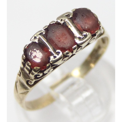 1110 - A vintage 9ct gold 3 red stone ring, likely Garnets, marked for Birmingham 1988, approx size P, appr... 