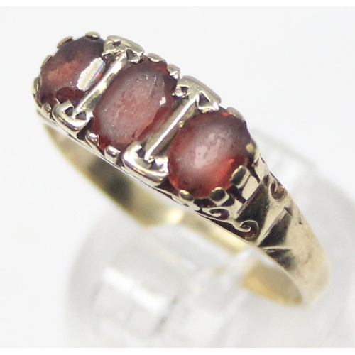 1110 - A vintage 9ct gold 3 red stone ring, likely Garnets, marked for Birmingham 1988, approx size P, appr... 