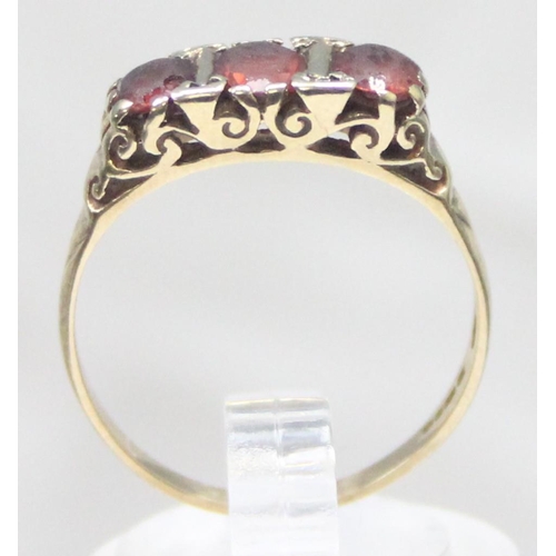 1110 - A vintage 9ct gold 3 red stone ring, likely Garnets, marked for Birmingham 1988, approx size P, appr... 