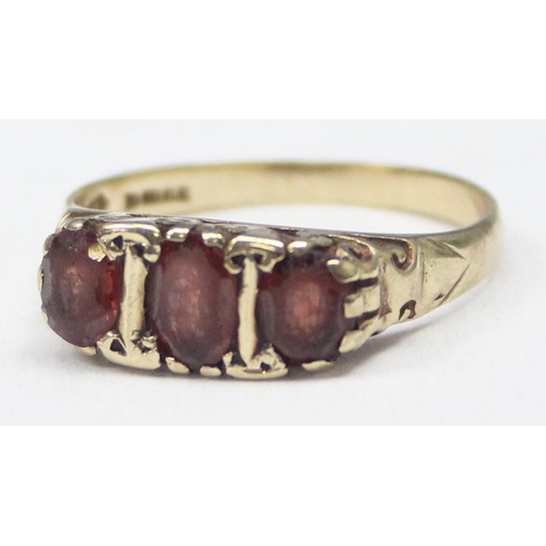 1110 - A vintage 9ct gold 3 red stone ring, likely Garnets, marked for Birmingham 1988, approx size P, appr... 