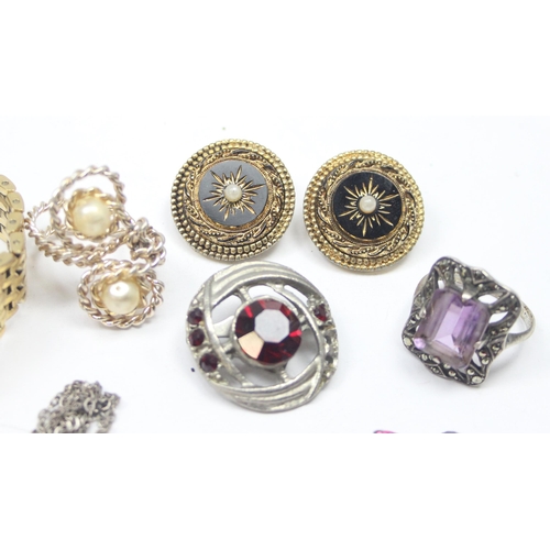 1112 - Qty of assorted costume jewellery and watches to inc a silver and marcasite ring, a silver pendant e... 