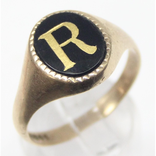 1113 - A vintage 9ct gold and black enamel signet ring with the letter R, marked for London 1972, approx si... 