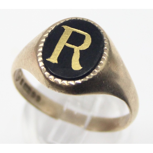 1113 - A vintage 9ct gold and black enamel signet ring with the letter R, marked for London 1972, approx si... 