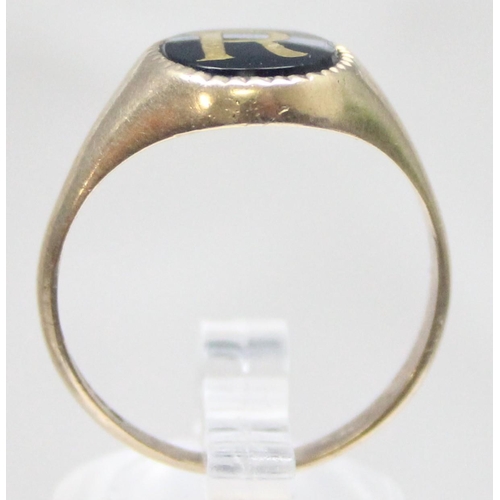 1113 - A vintage 9ct gold and black enamel signet ring with the letter R, marked for London 1972, approx si... 