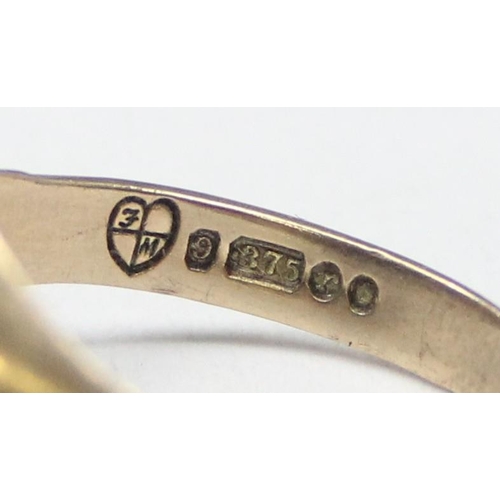 1113 - A vintage 9ct gold and black enamel signet ring with the letter R, marked for London 1972, approx si... 