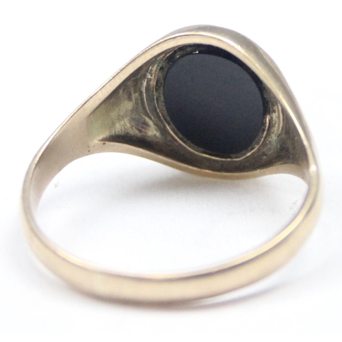 1113 - A vintage 9ct gold and black enamel signet ring with the letter R, marked for London 1972, approx si... 