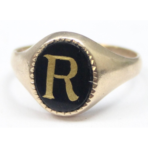 1113 - A vintage 9ct gold and black enamel signet ring with the letter R, marked for London 1972, approx si... 