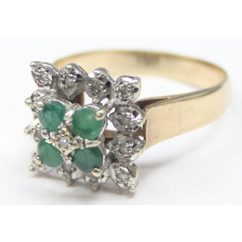 1118 - A diamond and emerald set cocktail ring of retro style, 4 square set emeralds with a small central d... 