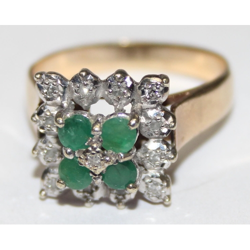 1118 - A diamond and emerald set cocktail ring of retro style, 4 square set emeralds with a small central d... 