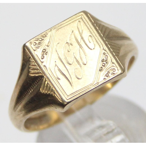 1122 - 9ct gold signet ring with engraved decoration, Birmingham 1962, approx size U, approx 4.81g gross