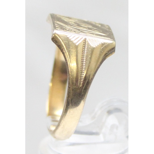 1122 - 9ct gold signet ring with engraved decoration, Birmingham 1962, approx size U, approx 4.81g gross