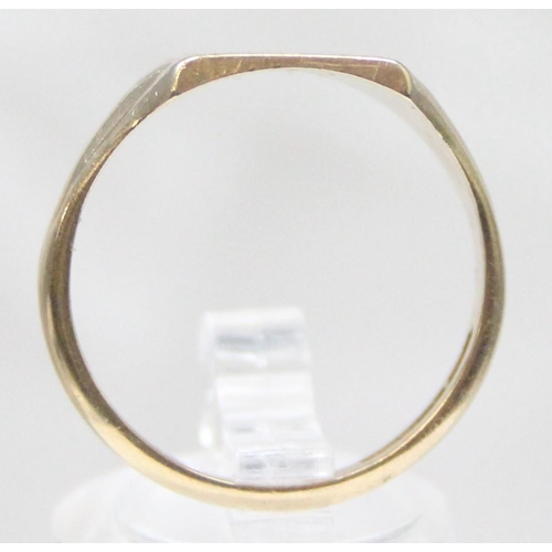 1122 - 9ct gold signet ring with engraved decoration, Birmingham 1962, approx size U, approx 4.81g gross